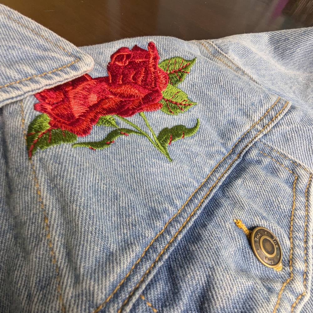 ARITZIA TNA Embroidered Rose Denim Jean Jacket, WOMENS Medium - Picture 16 of 16